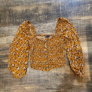 American Eagle floral crop top is a smocked, button-down blouse women size S